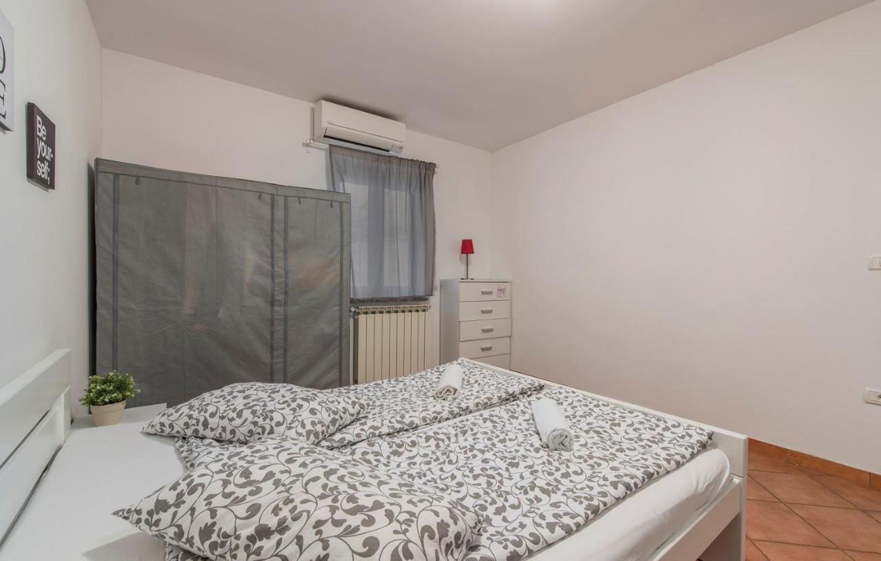 Narcisa With Terrace Apartment